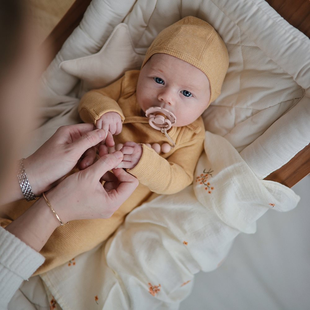 Mushie Ribbad Baby Grown Sovpåse Mustard Melange