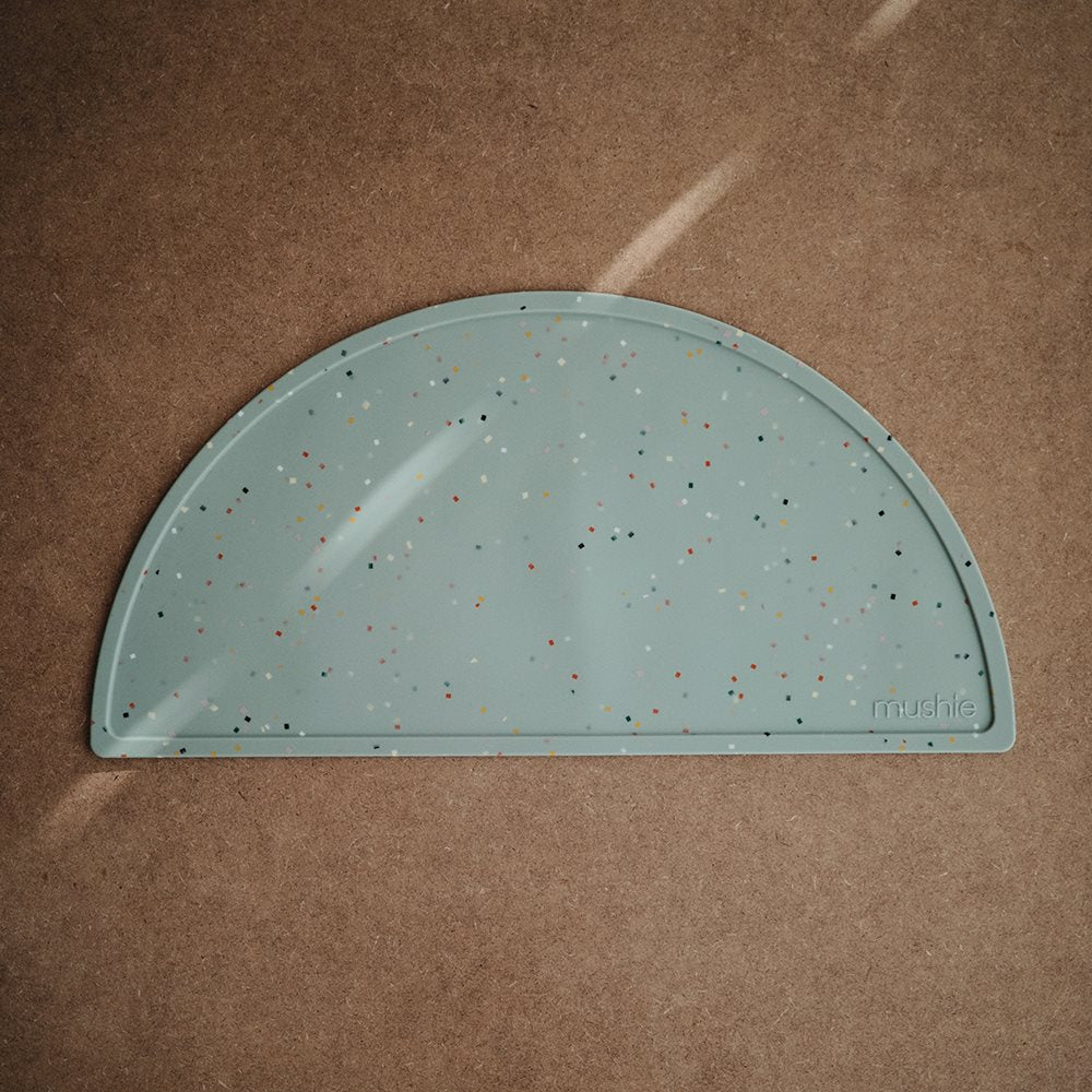 Mushie Underlägg Silikon Barn Cambridge Blue Confetti