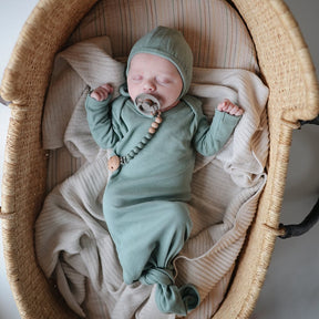 Mushie Ribbad Baby Grown Sovpåse Roman Green