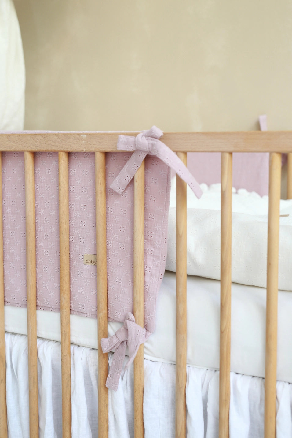 Babyly Bumper Broderad Encru Mauve