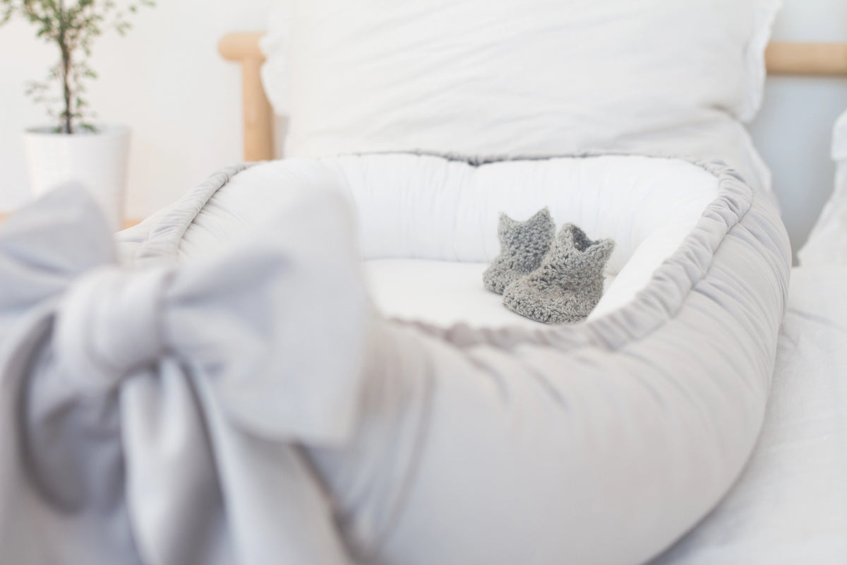 Babyly Babynest Sammet Rosett Grå