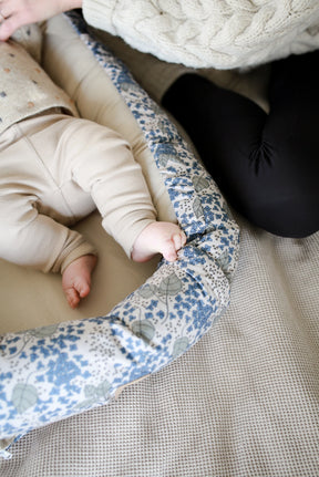 Babyly Babynest Secret Graden Blå Blommor